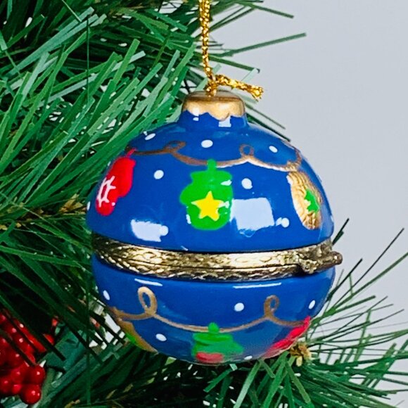 Mittens Round Ball Porcelain Hinged Surprise Gift Trinket Box Christmas Ornament - Picture 1 of 6